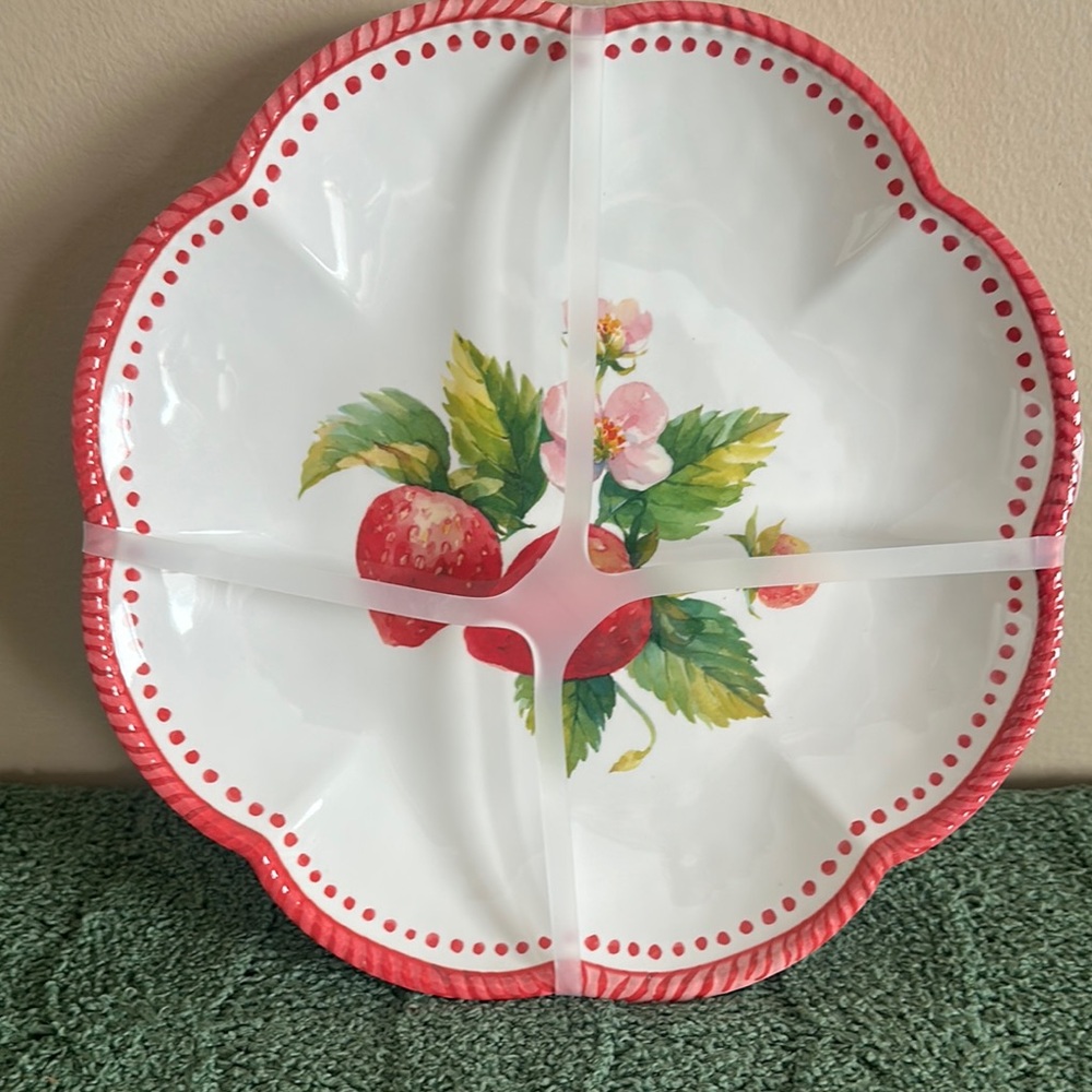 Strawberry 🍓 Melamine Dinner Plates Ruffle Edge Set of 4 NEW